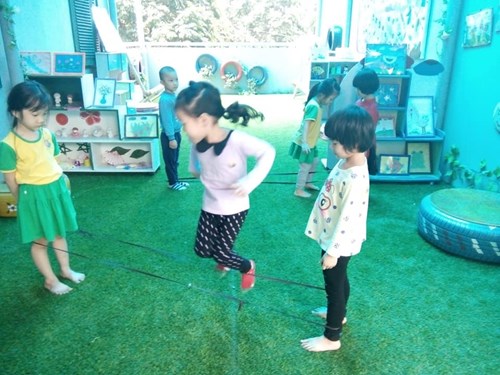   Hoạt động vui chơi của các bé lớp A2 trường mầm non Long Biên.